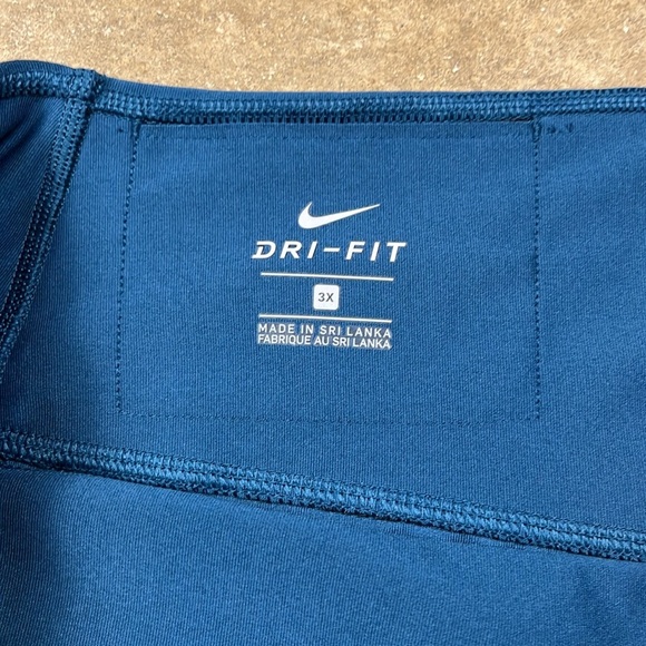 Nike Leggings in Green-Turquoise color way
Size: 3x - Picture 3 of 9